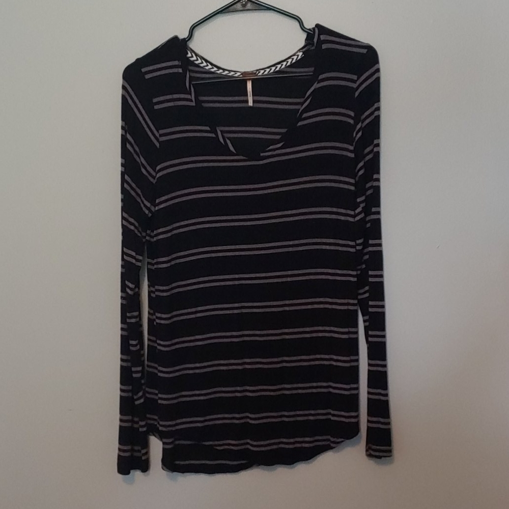 EUC Large Stitchfix Poof long sleeve tee black and gray shirt